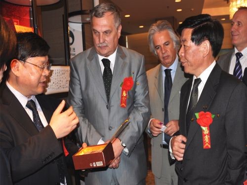 羅馬尼亞湖南黑茶推介會(huì)上，周重旺董事長(zhǎng)在向客商介紹臻藏茯茶_副本